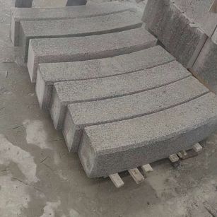 锦州芝麻白弧形路牙石