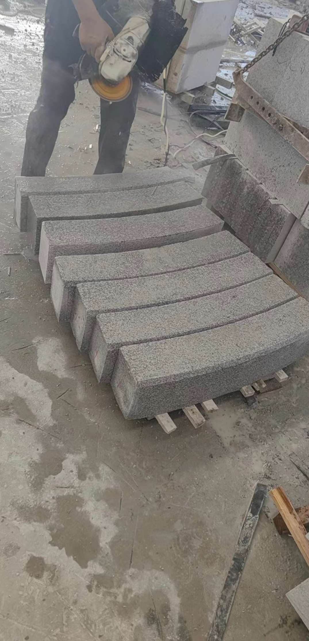 锦州芝麻白弧形路牙石